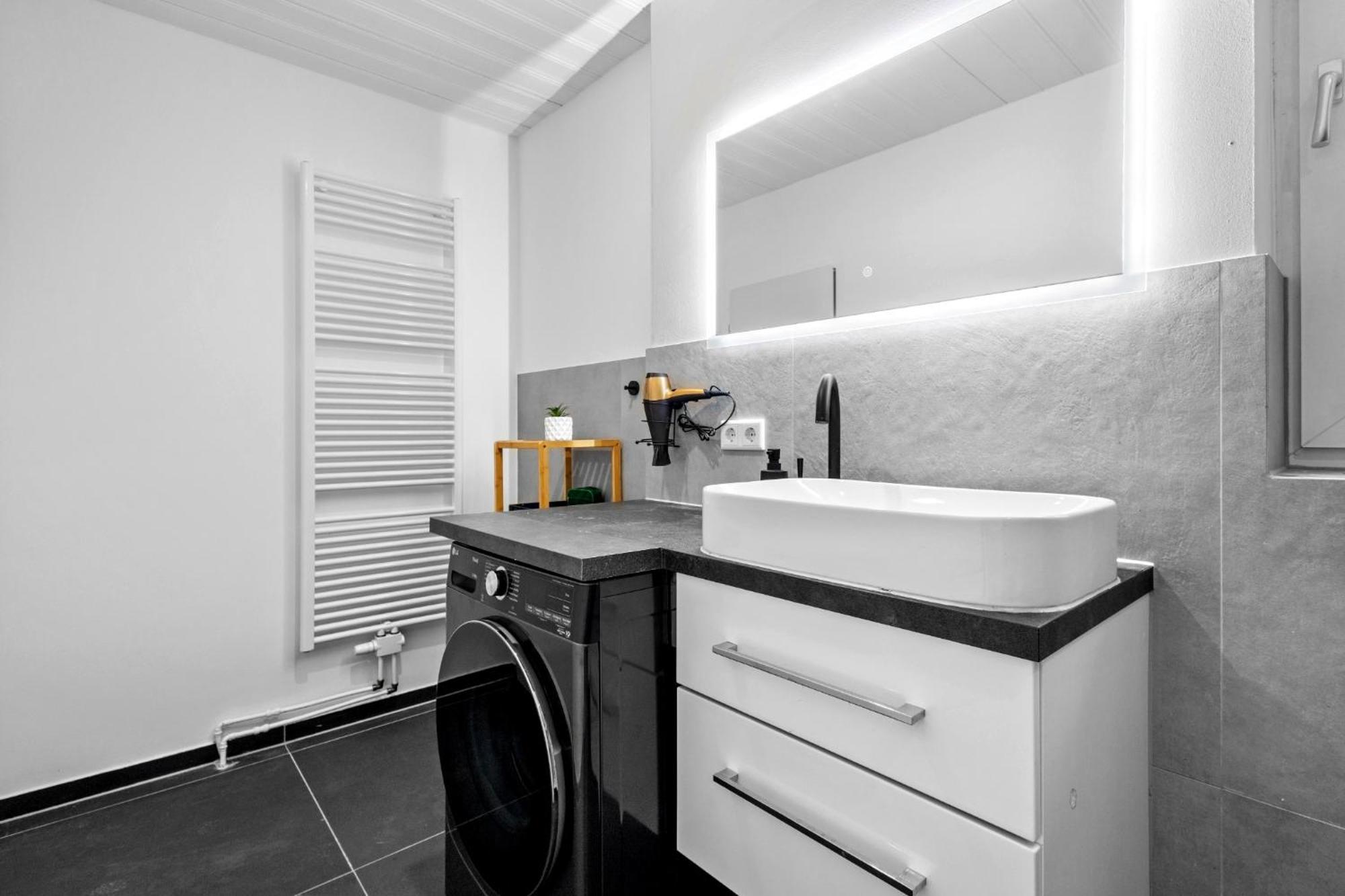 Apartment Perfect For 6 Guests! - Zentrale Lage - Free Parking - 3 Schlafzimmer - Netflix - Smart